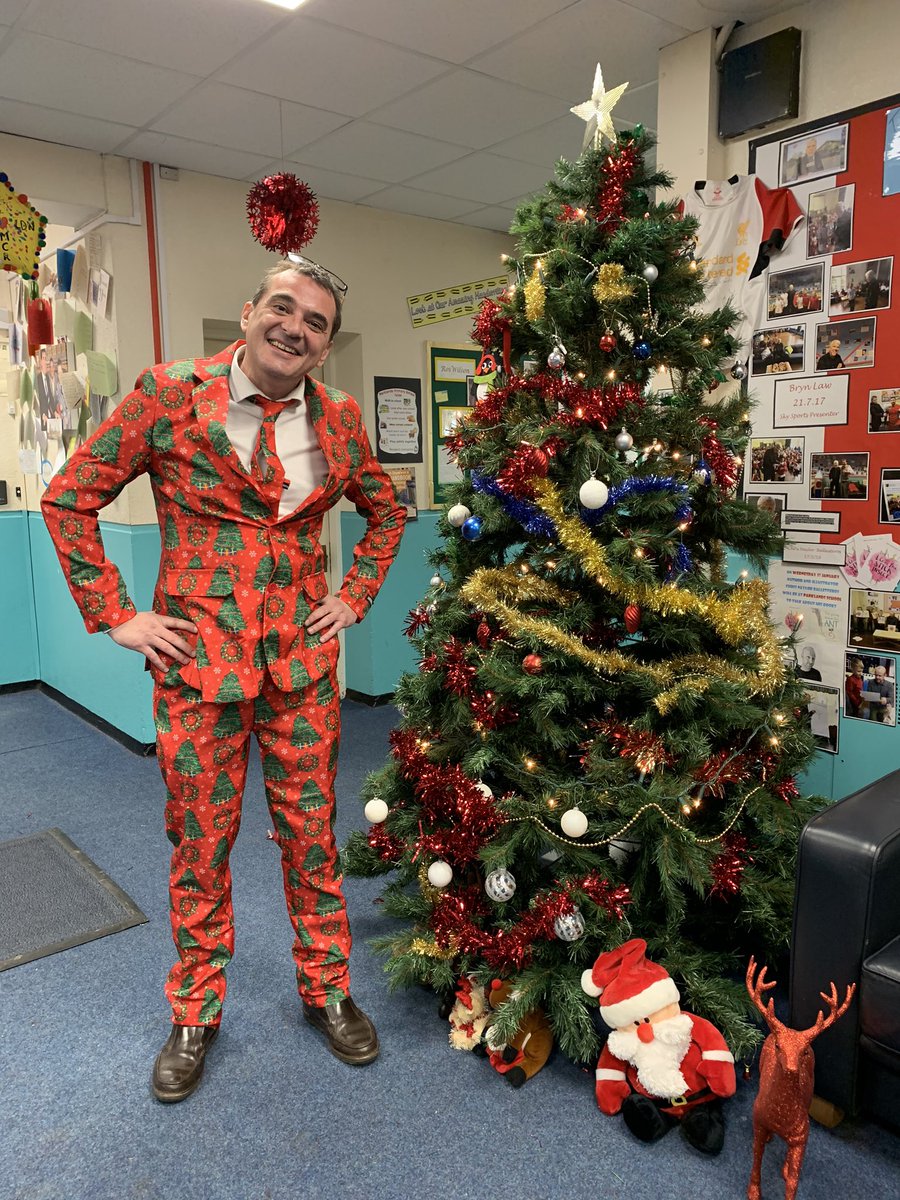 chrisdysonHT's tweet image. Are we ready for XMAS? In 15 minutes @ParklandsLeeds proudly switch on our lights to mark the start of #Xmas .... 2 20 foot XMAS trees, Elves , love and singing .... more to follow from the live show #LoveXMas