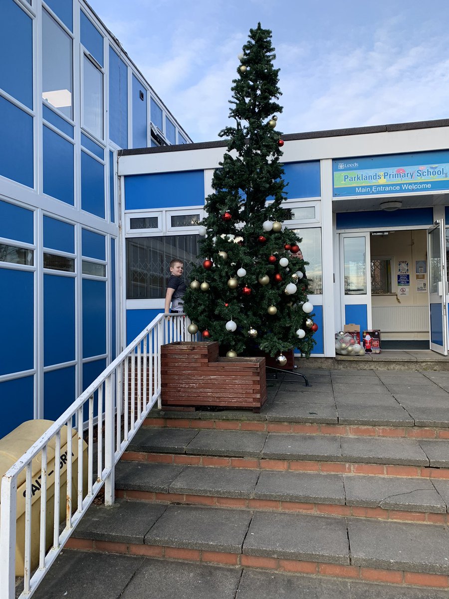 chrisdysonHT's tweet image. Are we ready for XMAS? In 15 minutes @ParklandsLeeds proudly switch on our lights to mark the start of #Xmas .... 2 20 foot XMAS trees, Elves , love and singing .... more to follow from the live show #LoveXMas