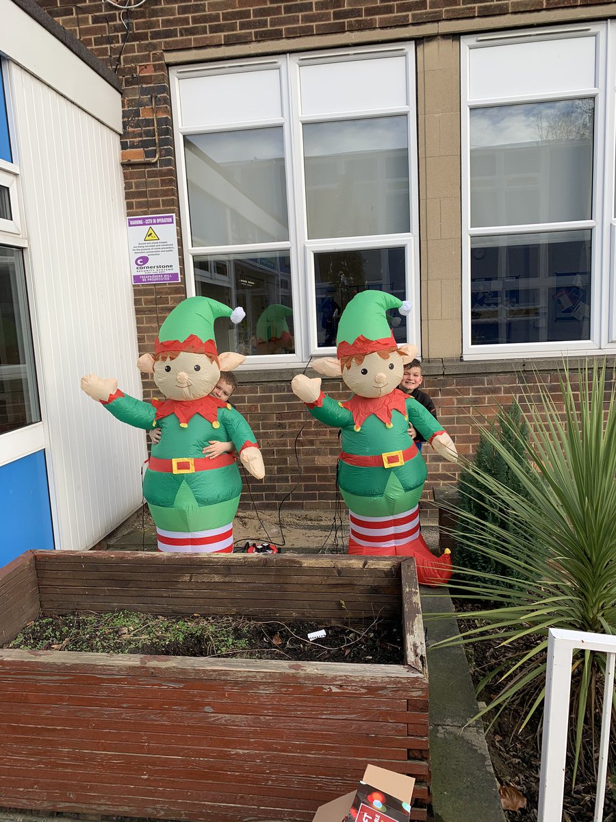 chrisdysonHT's tweet image. Are we ready for XMAS? In 15 minutes @ParklandsLeeds proudly switch on our lights to mark the start of #Xmas .... 2 20 foot XMAS trees, Elves , love and singing .... more to follow from the live show #LoveXMas