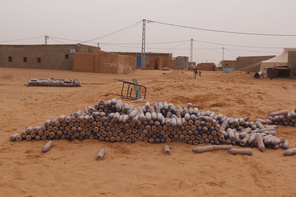 Sandships's tweet photo. Construiremos el primer estadio de fútbol ambientalen los campamentos de refugiados saharauis con botellas de plastico rellenas de arena bajo el nombre " Invitados de paz"
#WesternSahara
#refugees
#creativityday2019
#environment https://t.co/MEiBNnn7ye
