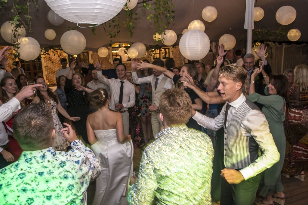 MaartenProvo's tweet photo. Garden wedding done right in Kapellen. Proof you don't need much to create a great atmosphere. https://t.co/4dw4bdLX60