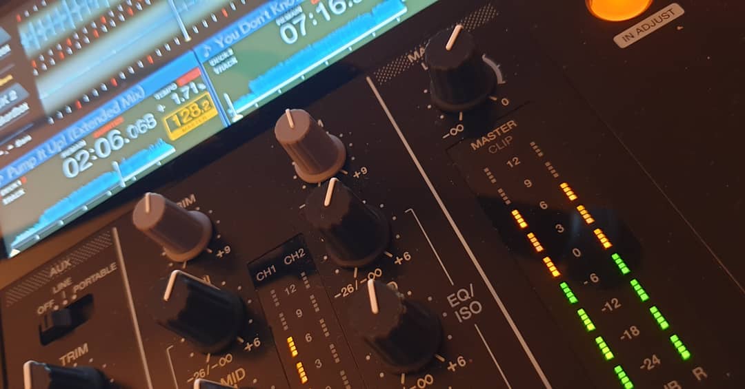 RayFlex_DJ's tweet photo. 🎧Ami et Peuple du Son, le #SundayHouseParty débarque sur @youpimobile ! 💪
Au programme de ce set mixé en live par #RayFlex : Jamiroquai, Fatboy Slim ou encore Ferreck Dawn... Clique pour trouver bonheur ! 😎
https://t.co/QK9Kb6iImt
#AmpliSurThermostat13 #LiveDJset https://t.co/ljc0Invsvw