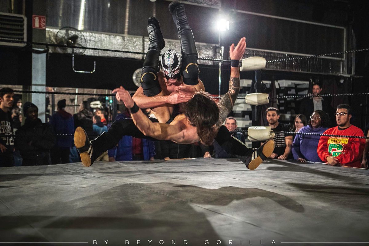 ElioLeFleurWWE's tweet photo. Je suis pas encore sorti du ruisseau que je veux des rivières de diamants.💎 ⠀
•
•
#Powerbomb #Move #NearFall #SingleMatch #LuchaLibre #Luchador #HighFly #HighFlyer #450Splash  #MaskedWrestler
#Futur https://t.co/oCaag7rEK2