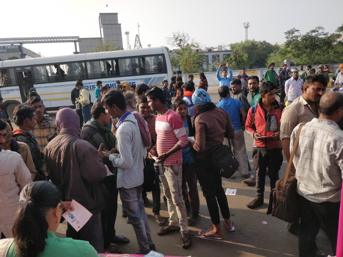 seemamohan2013's tweet photo. #WorldAidsDay #endingtheHIVepidemic #communitybycommunity reaching out to the most vulnerable community of port sector....truckers and casual workers at DPT #deendayalporttrust  #GSACS #NACO #ministryofshipping https://t.co/u2ZQ3AikGv