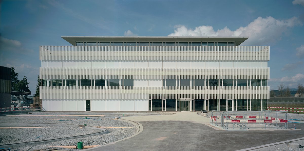 Das Headquater von <a href="/Hapimag/">Hapimag AG</a> in Steinhausen überzeugt mit einer transparenten Fassade und einer unbearbeiteten Betonflächen im Gebäudeinneren. Lesen Sie mehr bei <a href="/detail/">NOEL</a> und unter:
ow.ly/ci9a50xn7P0 (Foto: Erica Overmeer)