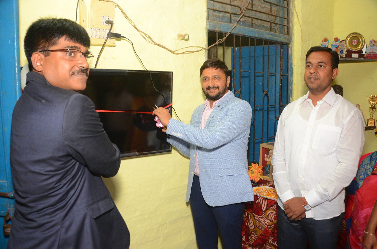 TataSteelBSL's tweet photo. #TataSteelBSL launches e-Learning programme - #LearningImprovement through #VibrantEducation (LIVE) for #schools in #Khopoli, #Maharashtra. Formally inaugurated by Dr Vijay Suryawanshi, #DistrictCollector in #Raigad, the programme aims to make education interesting and engaging. https://t.co/Zj5S88jehJ