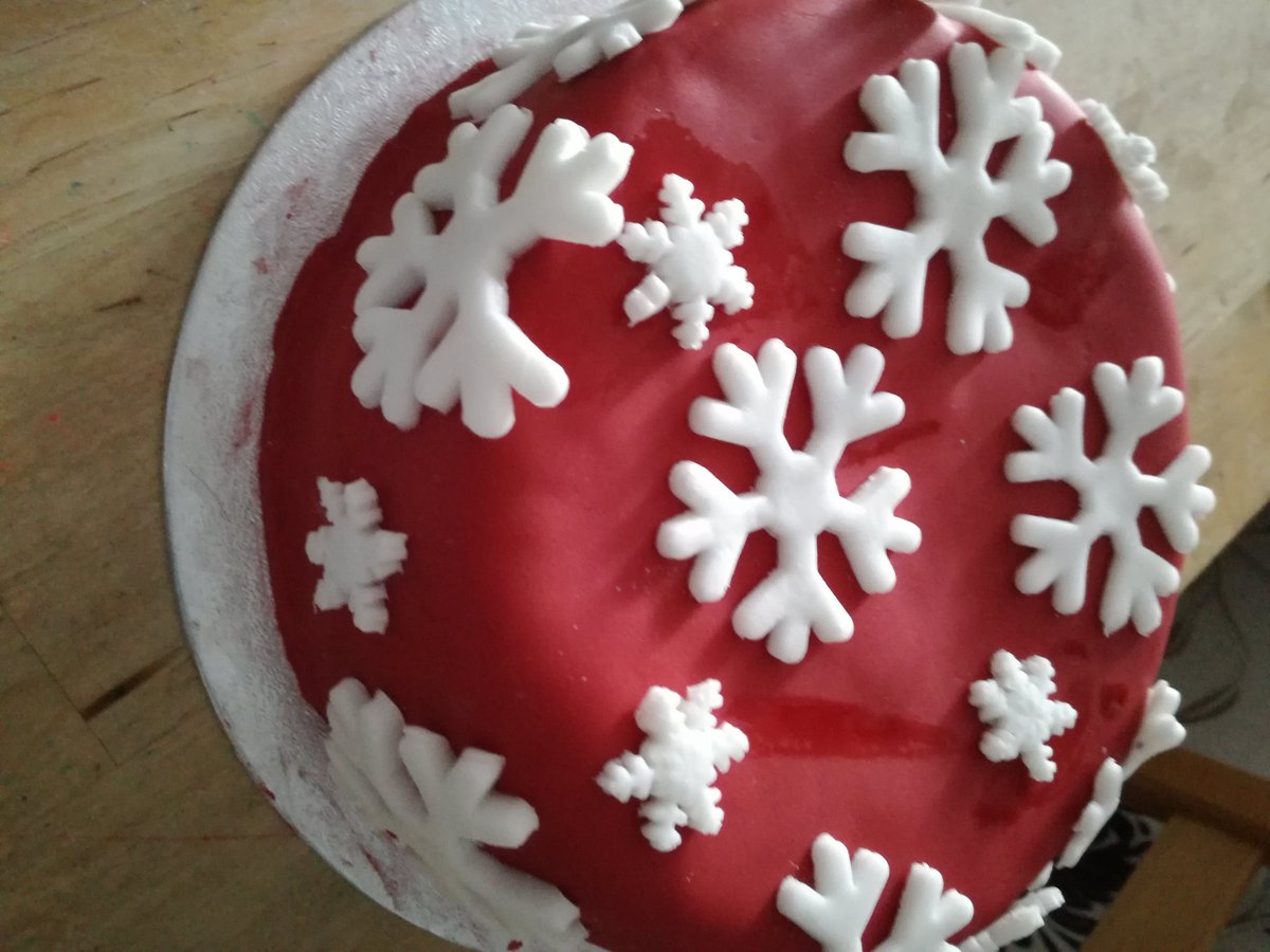 lovetobake17uk's tweet image. Keep ordering your Christmas Cakes - all homebaked and hand decorated in a variety of designs and colours. Order via the webshop or PM me for more details :)
For the Chocolate Fruit Cake love-to-bake.uk/product/chocol… #ChristmasIsComing #collectiononly #bakedtoorder