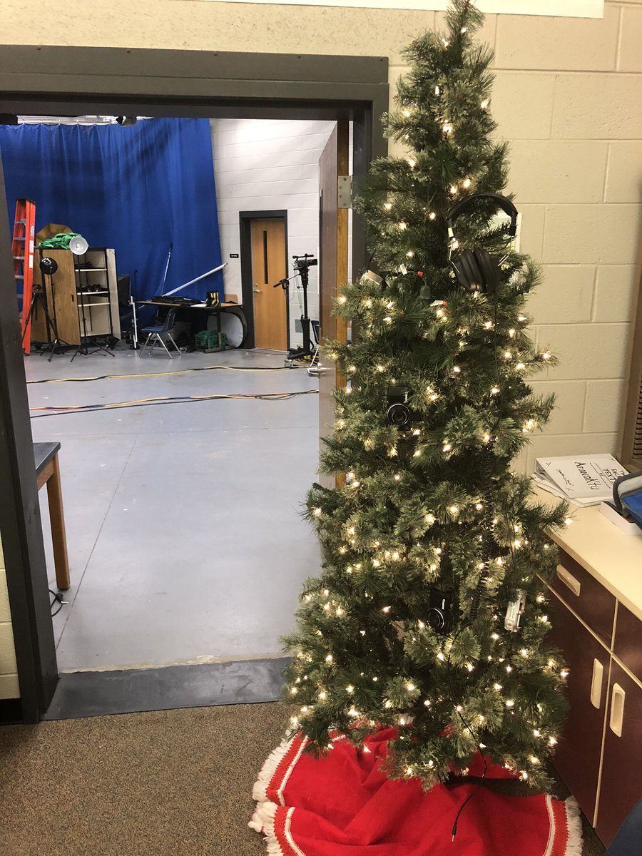 BrentRose180's tweet photo. Setting up for the holidays. 😁 https://t.co/gmam8Mlabd