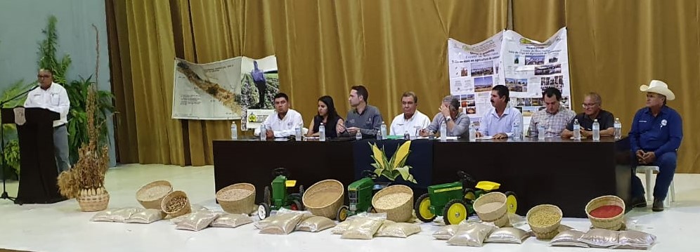Experiencia del <a href="/ClubEvora/">Club de Agricultores de Conservacion del Évora</a> en Sinaloa mezcla apoyo institucional continuo, asociatividad e intercambio de experiencias en torno a agricultura sustentable que ya cubre 18,000 hectáreas, para dar más granos, con valor agregado, a menor costo y competitivos. bit.ly/33AVwVk