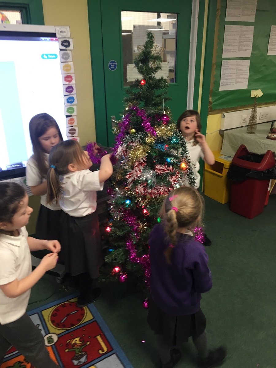 lasswadeps's tweet photo. Some very busy little elves in P1P decorating our class Christmas tree today!π #feelingfestive #christmasisfun #teamwork https://t.co/McZWJn3pAR