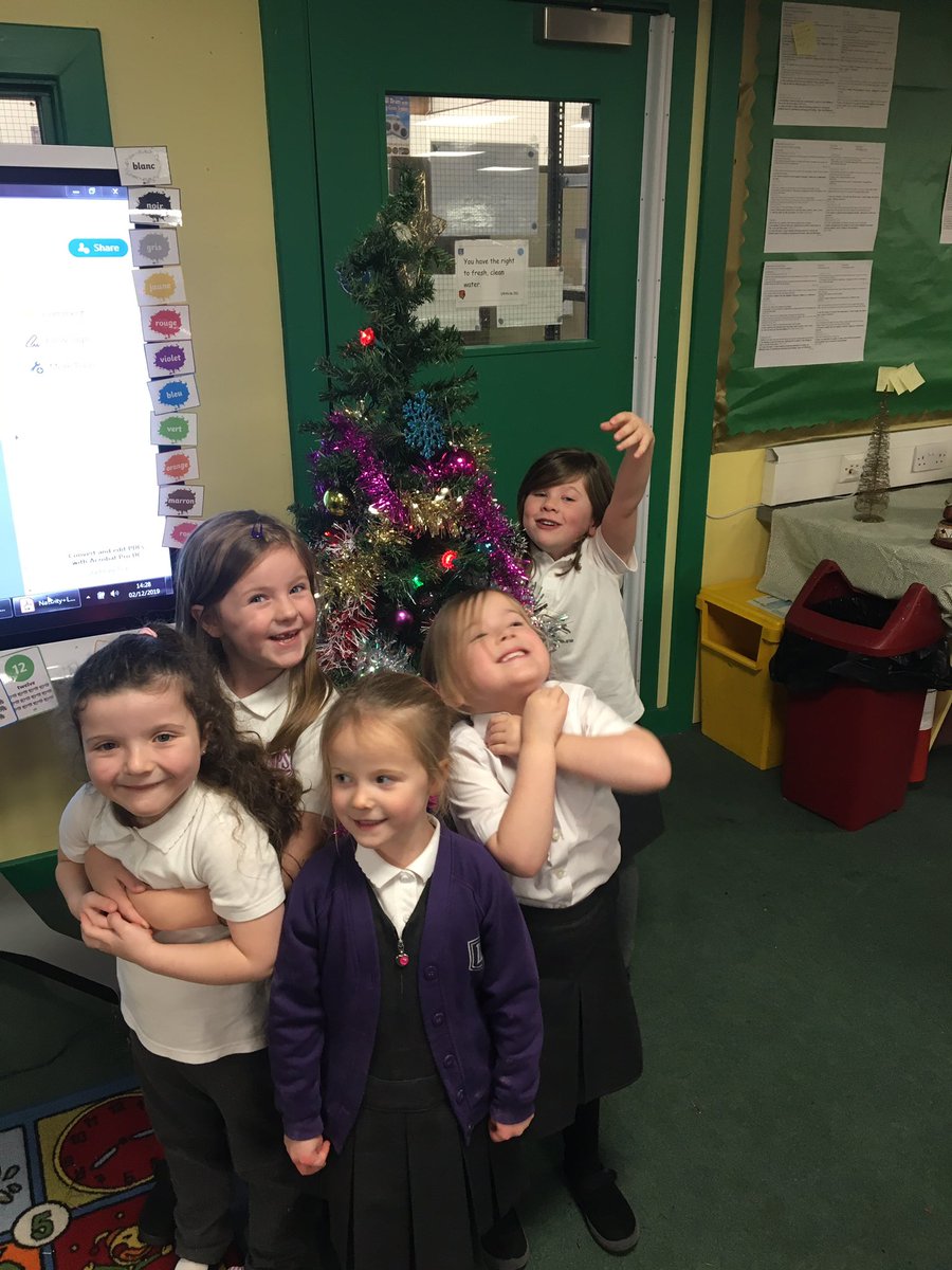 lasswadeps's tweet photo. Some very busy little elves in P1P decorating our class Christmas tree today!π #feelingfestive #christmasisfun #teamwork https://t.co/McZWJn3pAR