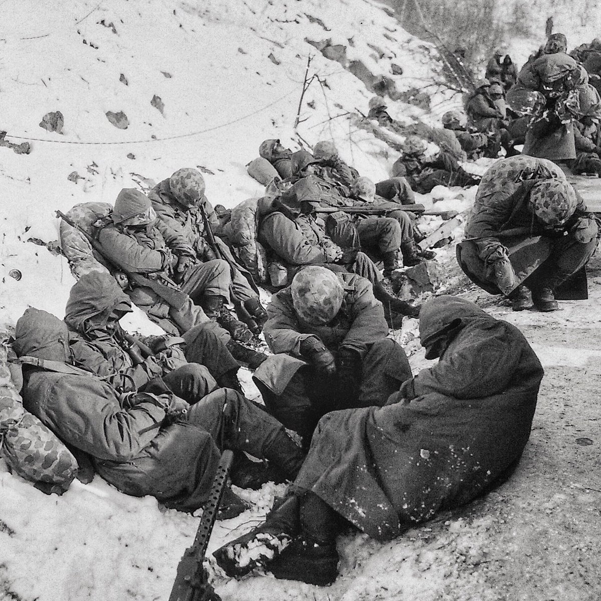 Leathernecks from the 1st Marine Division are able to catch a few moments rest during their heroic breakout from the Chosin Reservoir on December 6, 1950. #USMC #frozenchosin #koreanwar #History #Military