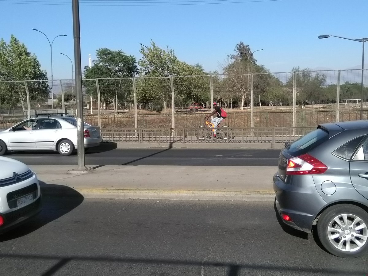 De visita en la Feria Comunitaria de <a href="/team_mapu/">Team Mapu Pudahuel</a> en #Pudahuel me explicaron y pude ver las dificultades existentes para cruzar en bici entre sur y norte de la comuna. El concepto de #elpuentequefalta se repite en varios territorios, así tb el potencial de nvas respuestas urbanas.