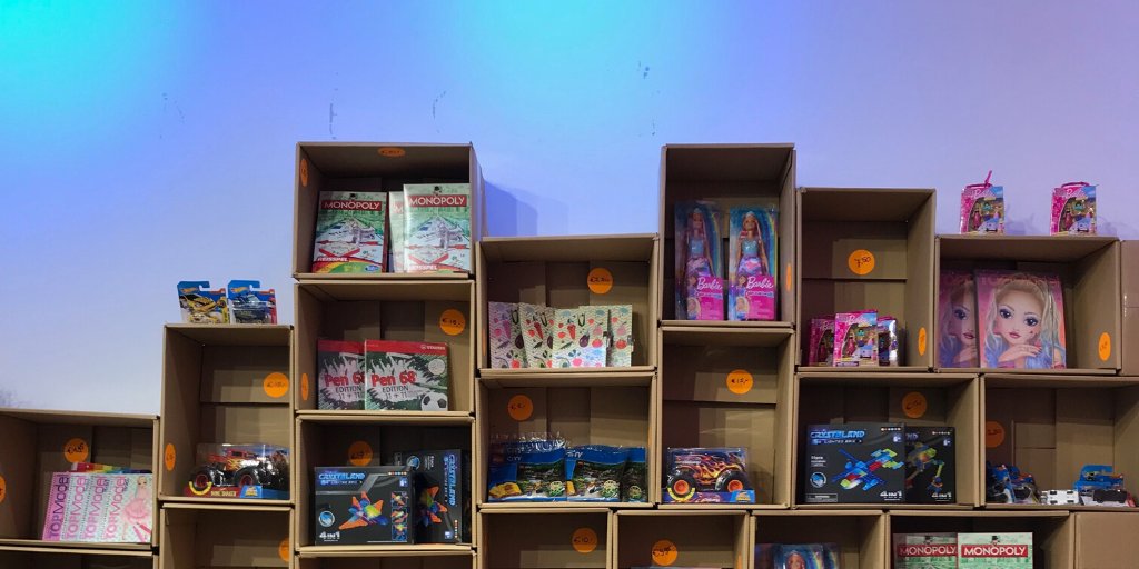 Jarige_Job's tweet photo. Fantastisch nieuws! In de Pop up shop hebben we al meer dan 660 cadeaus en over de 1400 euro ontvangen🥳 Daar kunnen we veel kids blij mee maken, en we zijn nog lang niet klaar.. De shop is heel december vrij-zat-zon open, kom dus gezellig langs! 🎁#iederkindverdienteenverjaardag https://t.co/l7Xjp08ltZ