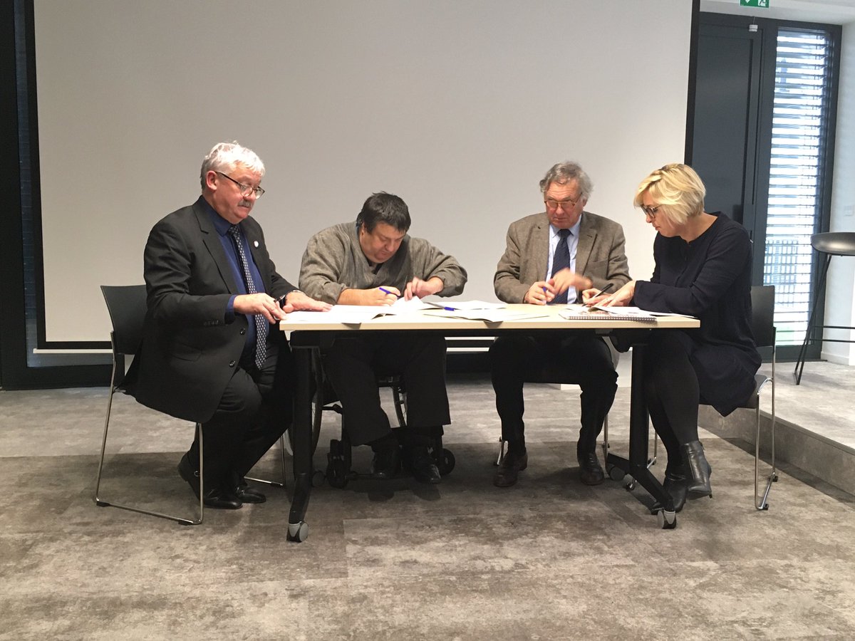 ChambagriAURA's tweet photo. Jean-Claude Darlet, président de la Chambre d’agriculture de l’Isère et secrétaire général de la Chambre d’agriculture AURA; Bruno Pagès, président du CIBC AURA, Serge Vidal, président de la CARM AURA ainsi que la directrice d’Envergure signent la création du CEP ✍️📄 https://t.co/ZIfdK0wbI3