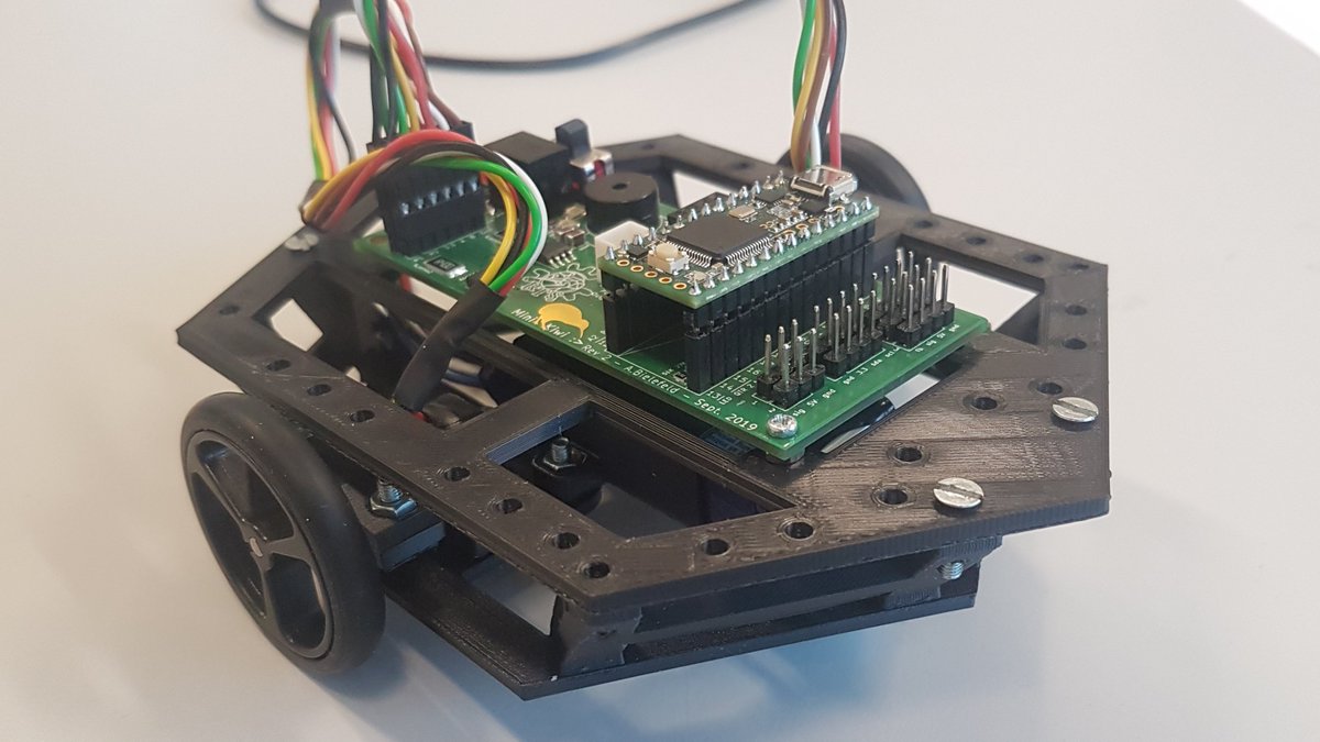 RobotTelecom's tweet image. Le premier prototype de #MiniKiwi est terminé! Bravo à Arnaud qui a géré pour la méca!
On va développer un #tutoriel de #navigation qui sera très utile pour la #CDR2020 :)

Et voila le #robot à côté du reste de la famille :&amp;gt;

#Robotics #Education #3Dprinting