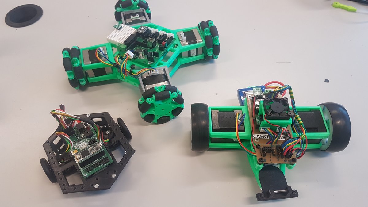 RobotTelecom's tweet image. Le premier prototype de #MiniKiwi est terminé! Bravo à Arnaud qui a géré pour la méca!
On va développer un #tutoriel de #navigation qui sera très utile pour la #CDR2020 :)

Et voila le #robot à côté du reste de la famille :&amp;gt;

#Robotics #Education #3Dprinting