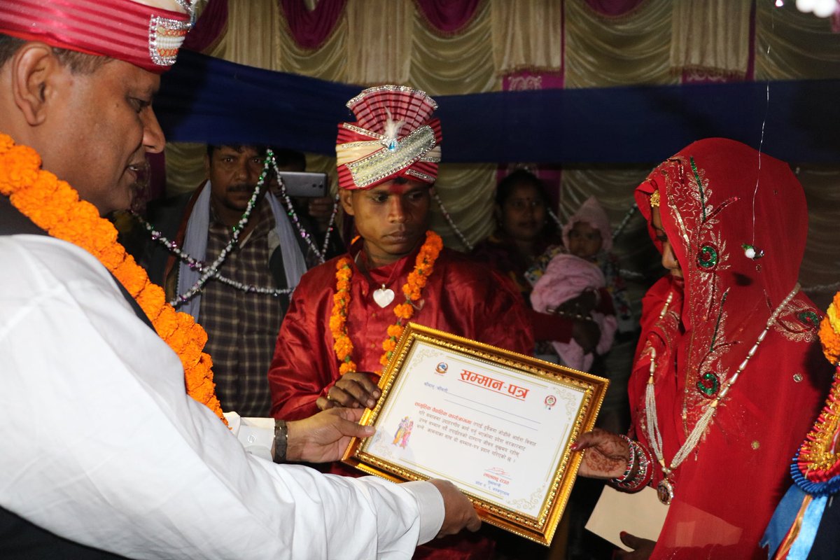 CMProvince2's tweet photo. प्रदेश सरकार मुख्य मन्त्री बेटी पढाउ बेटी बचाउ अभियान अन्र्तगत यो कार्यक्रममा सहयोग र यी आर्दश बिबाह गर्ने जोडीहरुलाई सम्मान गर्न पाउँदा खुशीको अनुभुति भएको छ, समाजिक रुपान्तरणका लागि सरकारको तर्फवाट सदेव सहयोग रहने छ । https://t.co/DozezvEwX4
