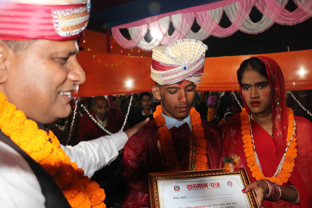 CMProvince2's tweet photo. प्रदेश सरकारको तर्फवाट धन्यवाद छ आर्दश बिवाह गर्नु भएकोमा दहेज प्रथालाई जडैवाट उन्मुलन गरौँ । https://t.co/cvTMlhHxBU