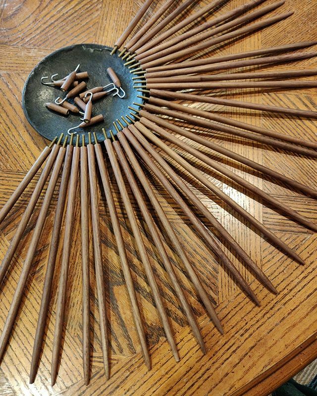 ClassySquid's tweet image. Some spindle shaft art for your Monday morning! #AVeryClassySpindle would make an excellent gift for any spinners on your lists ❤️ Gift with purchase is still running today, through, Wednesday! See the website for details and to check out all the new fib… ift.tt/2DGhU4Y