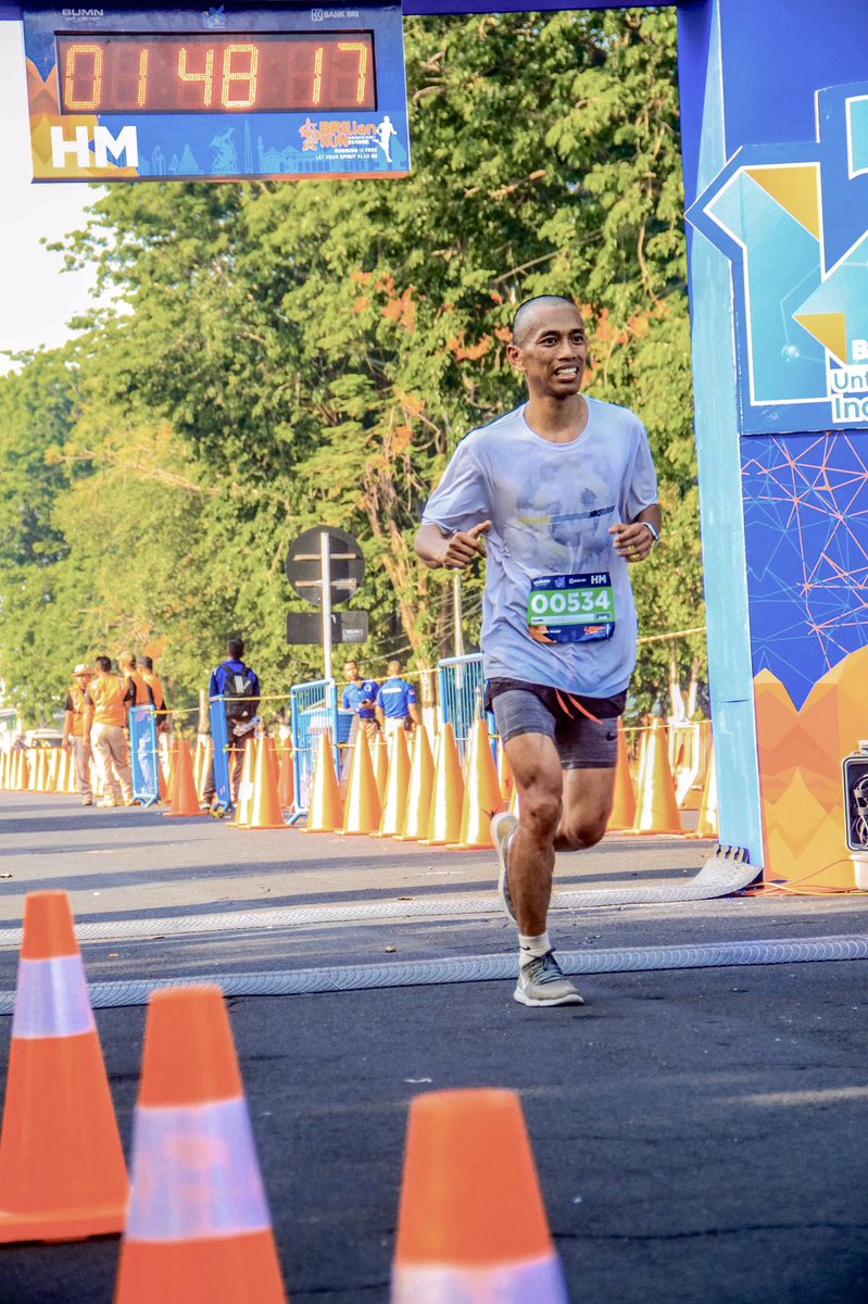 AzizSan44's tweet photo. Race day isn’t the challenging part, it’s is the reward for the month of hard work while you were training.
#RaceDay #BRILianRun2019 #BatuRunners #JustKeepRunning #IndoRunnersBatu #YukDiplayoni #HealthyLifestyle #Motivation #NikeRunning #FlyknitNation https://t.co/Mg79eriJcf