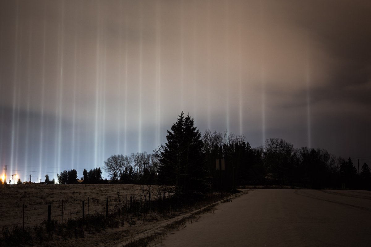 dartanner's tweet image. A few more of the epic #LightPillars from the day before yesterday in Blackfalds Alberta #teamtanner #ShareYourWeather @treetanner @weathernetwork @mark_tarello @mikesobel @WeatherNation @StormHour @TiffanyGlobal @MeredithFrost @breakingweather