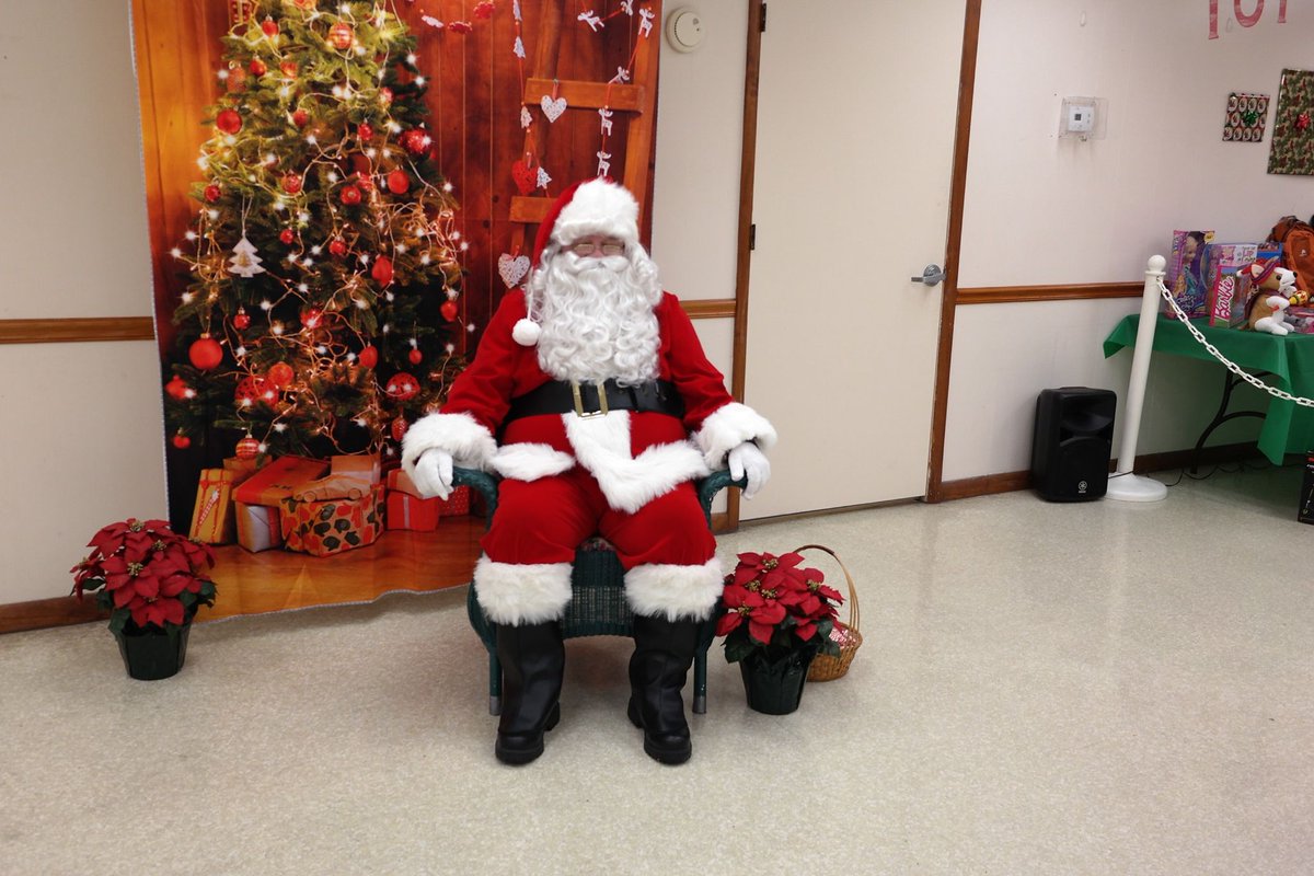 CapeCoralParks's tweet photo. Have you heard? Santa is coming to the Cape Coral Yacht Club by boat on Wed, 12/4 for this month's Sunset Celebration! This FREE event is from 3pm-sunset, with Santa to arrive ~5pm. For info, 574-0806 🎅 https://t.co/sB8mUMg75v