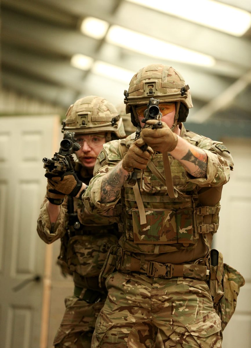 CommandoTRG's tweet photo. The #RoyalMarines has numerous specialisations, but basic soldiering at its core. The Assault #Engineers have been working on their urban combat drills whilst also instructing the @RMBandService recruits on method of entry. #specwing #commando https://t.co/2y199D5SlN