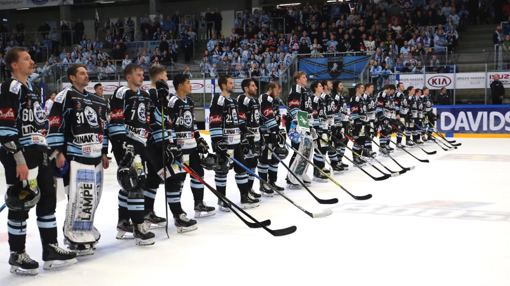 IIHFHockey's tweet photo. The 2020 IIHF Continental Cup Final will be hosted in... Vojens🇩🇰! Host @SEishockey will next month welcome the Nottingham @PanthersIHC🇬🇧, Neman Grodno🇧🇾 and @MKSCracoviaSSA🇵🇱. Find out more:
➡️ https://t.co/oHKr67m8HD
📷 https://t.co/bKhGoSiUj4 https://t.co/Me8ewVBW9f