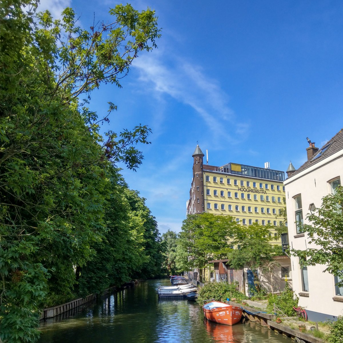 Hooghiemstra's Historie || Sinds 1990 is Hooghiemstra een bedrijfsverzamelgebouw. Uit het succes kwam Bedrijvencentra Utrecht (incl. Vondelparc en Rudolf Magnus) voort. Hooghiemstra heeft zo een mooie rol kunnen spelen in het ontstaan van broedplaatsen in Utrecht 🎉