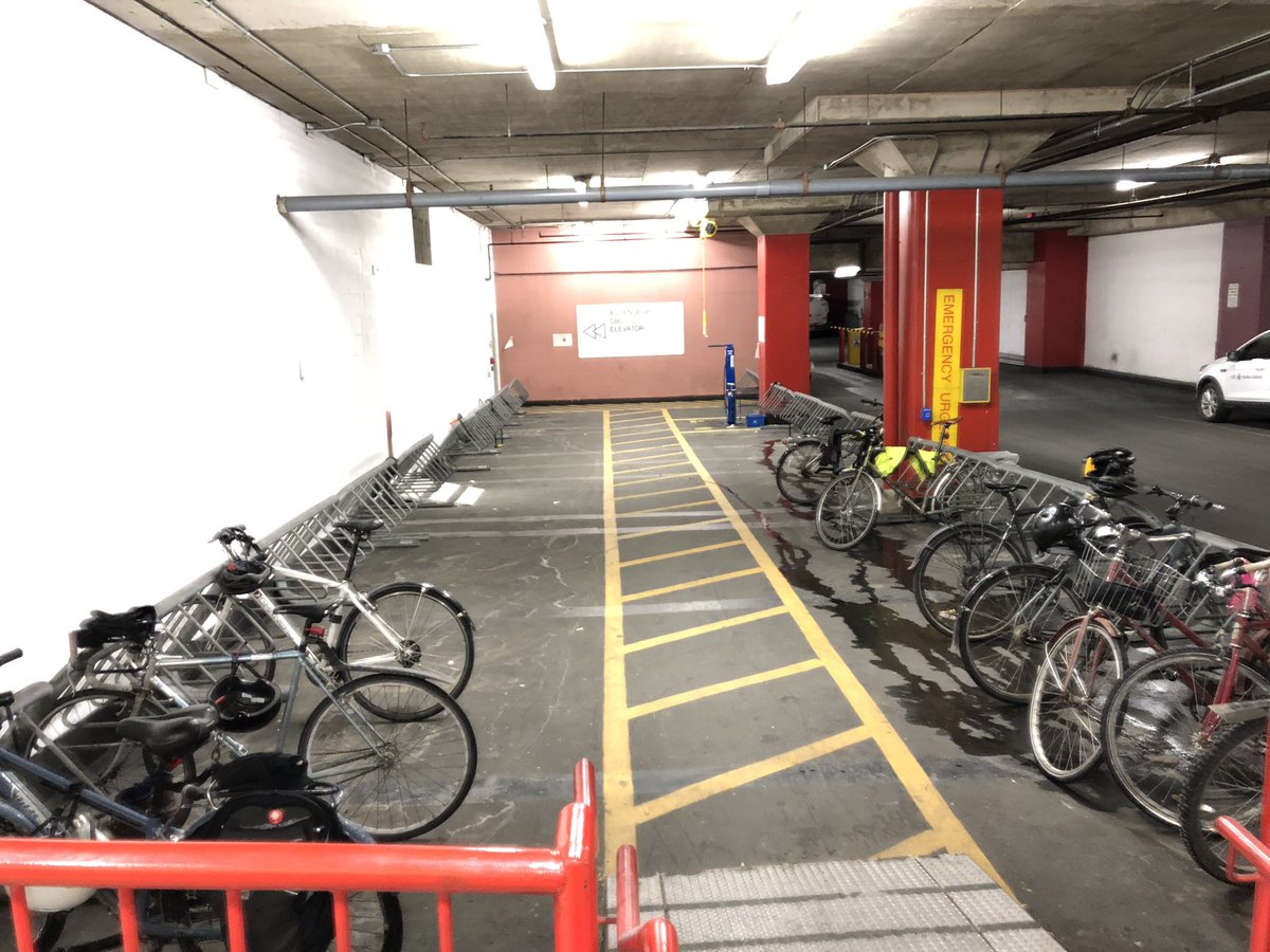 VikCBC's tweet photo. The hearty few. #WinterInToronto #BikeTO @shawncbc https://t.co/Kty3ebo9zk