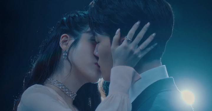 Gnaj15's tweet photo. Yung nanunuod ka ng kilig scences sa mga telenobela , you smile but felt a sting inside. Kasi alam mo di ka naman talaga mahal ng mahal mo. Hanggang nuod ka na lang kiligin at mainlab sa kanila.

#HotelDelLuna https://t.co/rpm30cdybv