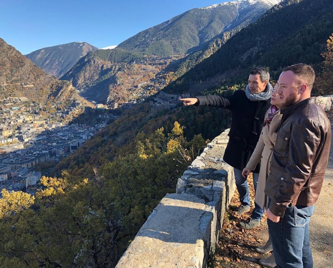 Democrates_and's tweet photo. 💙📎 En comú per Andorra La Vella presenta la proposta de construcció d’un mirador a La Comella, singular i integrat en l’entorn natural que complementi l’oferta turística actual 📸 
#EC2019 #AndorraLaVella #Mirador #LaComella #EnComúPerALV #UnitsFemALV #EnComúPerALV https://t.co/ZJdKocuOCk