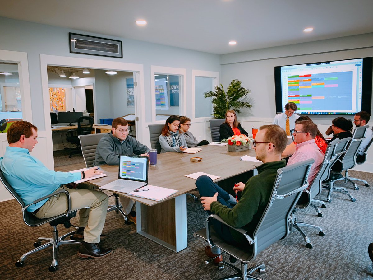 ReveerGroup's tweet photo. Back in action post-Thanksgiving! 💪🏼 #ReveerTeam https://t.co/R4Z9kMI1nu