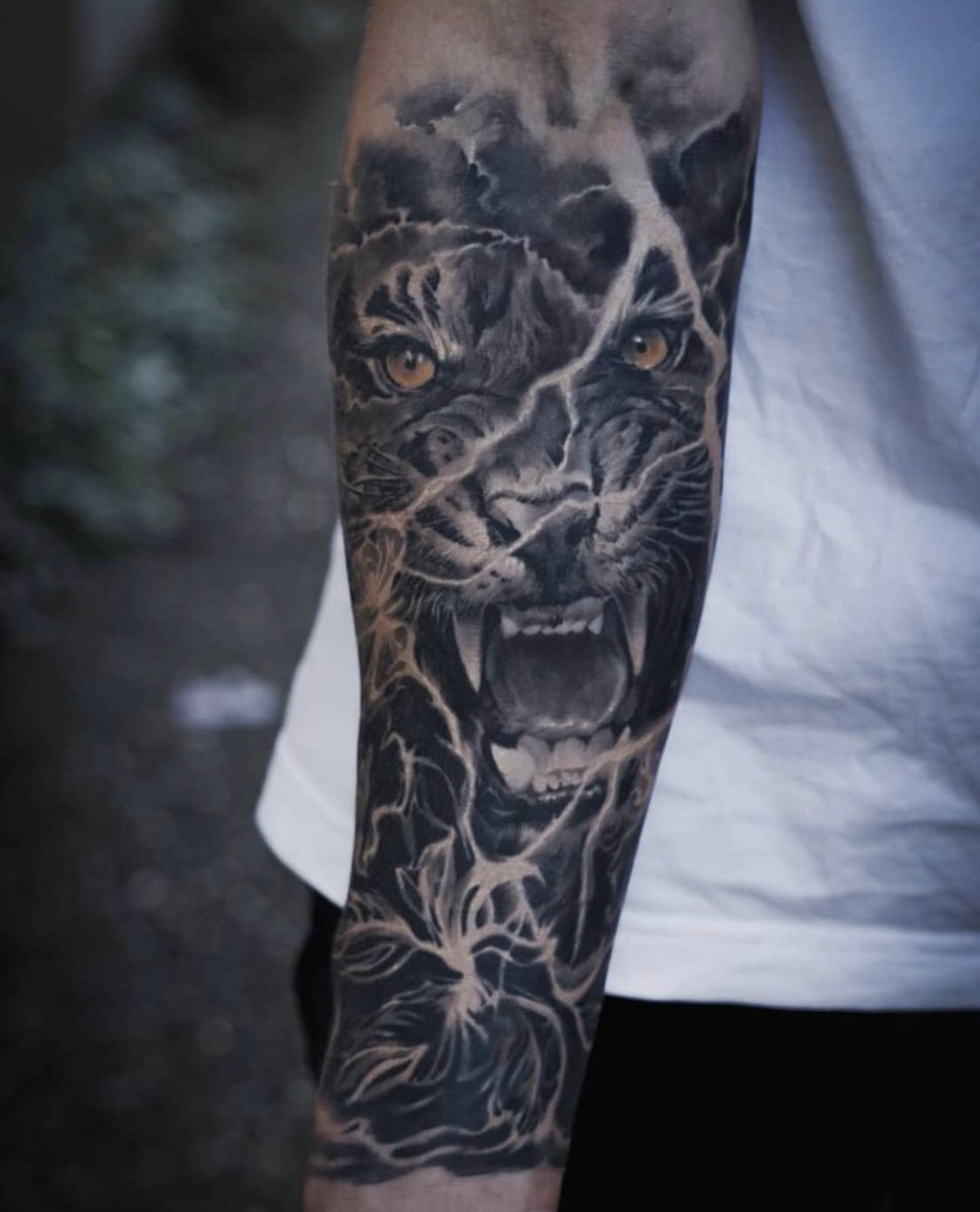 Striking healed picture of this roar-some tiger tattooed by <a href="/edgarivanov/">Edgar jesus</a> 🐅⚡<a href="/OldLondonRoad_/">Old London Road</a>