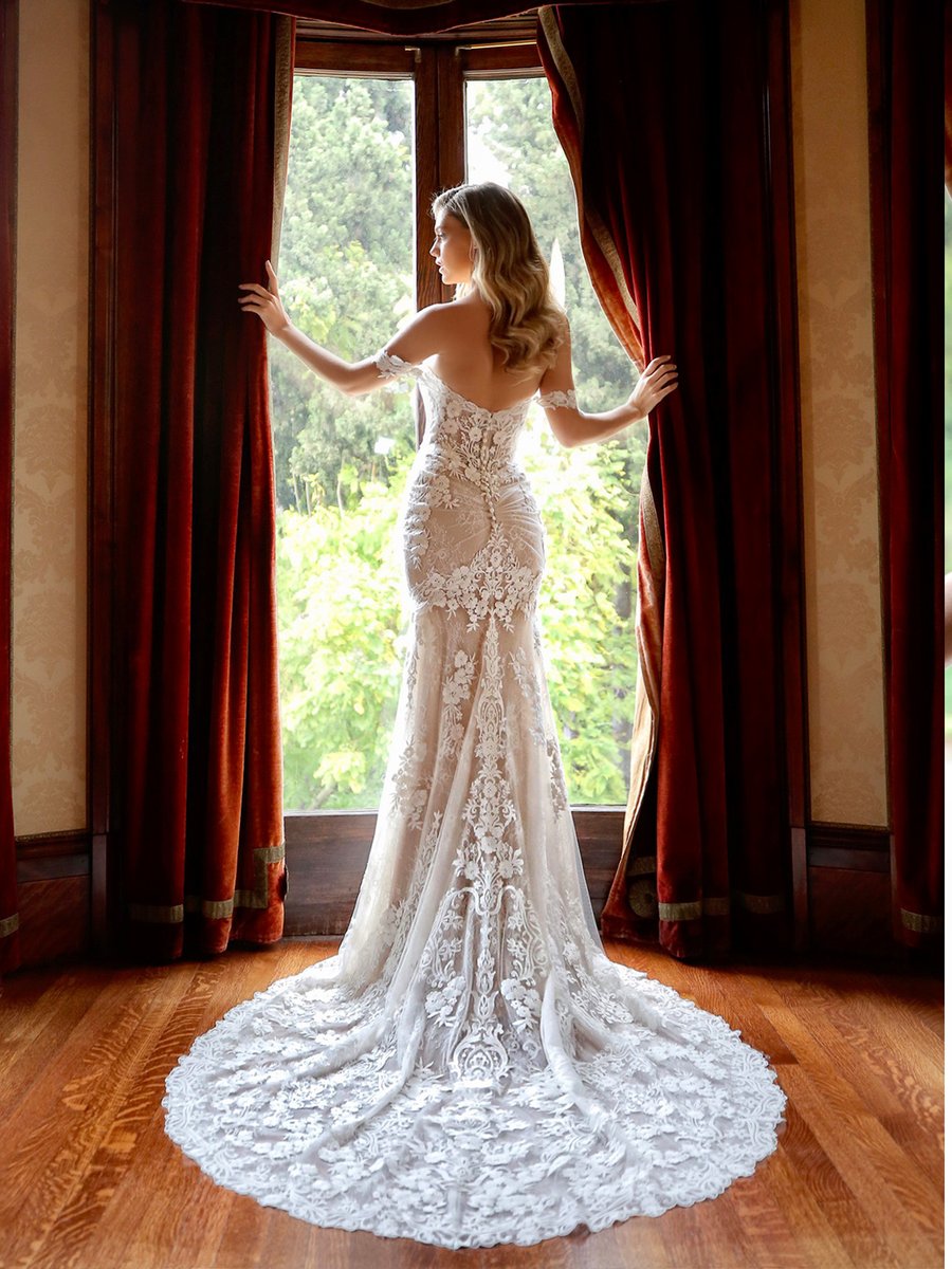 _EnzoaniEU's tweet photo. Sweet floral details and the prettiest lace! The Mareena gown has stolen our hearts 😍😍

Gown: https://t.co/T5O9DZyoZC https://t.co/K3AZs9fQGG