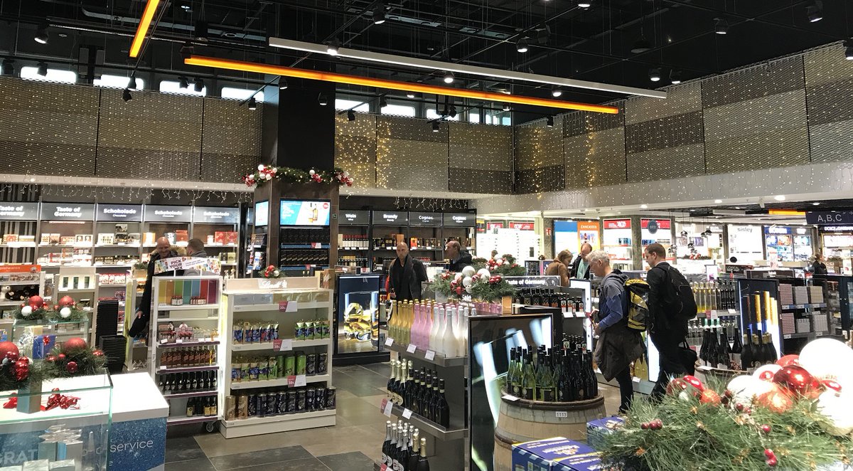 ExpandedMetalCo's tweet image. Our latest #meshspotting entry shows the versatility and range of designs available... spotted at Düsseldorf Airport&apos;s duty free and terminal walkway ceiling. 
expandedmetalcompany.co.uk/applications/a… 
#meshspotting #expandedmetalmesh #fitouts #ceilingdesign @dusairport