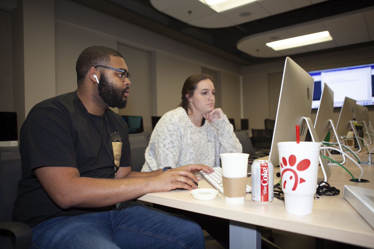 CreateAthonUSC's tweet image. We don’t know what we would do without help from experienced mentors, like Malik Brown. Malik, our @KeyChangesTS mentor, traveled from Greenville to share his expertise on graphic design and illustration.  
#TeamNoSleep #CreateUofSC19