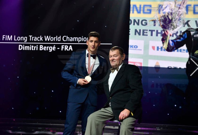 tvpbydgoszcz's tweet photo. #Bydgoszcz: Żużlowiec @PoloniaBDG, Francuz @DimitriBerge, odebrał laury - za tytuł mistrza świata na długim torze 2019 - na gali sportów motorowych @FIM_live w Monako (fot. FIM/Andre Karine,Goodshot).
#ZOOleszczPolonia #Berge #FIM #Zmarzlik #Drabik #PZMot #speedway https://t.co/Nx2cCLgaEW
