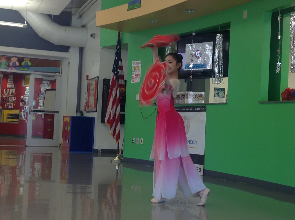 profesoara1's tweet photo. @FARIASECC invited DAA Dance Academy to campus, bringing multicultural experiences to develop children's awareness of cultures and new languages. Ss @profesoara1 enjoyed dances of different regions of China and learned few common phrases in Chinese @HISDECH @HISD_Academics https://t.co/ogSVWD1VVX