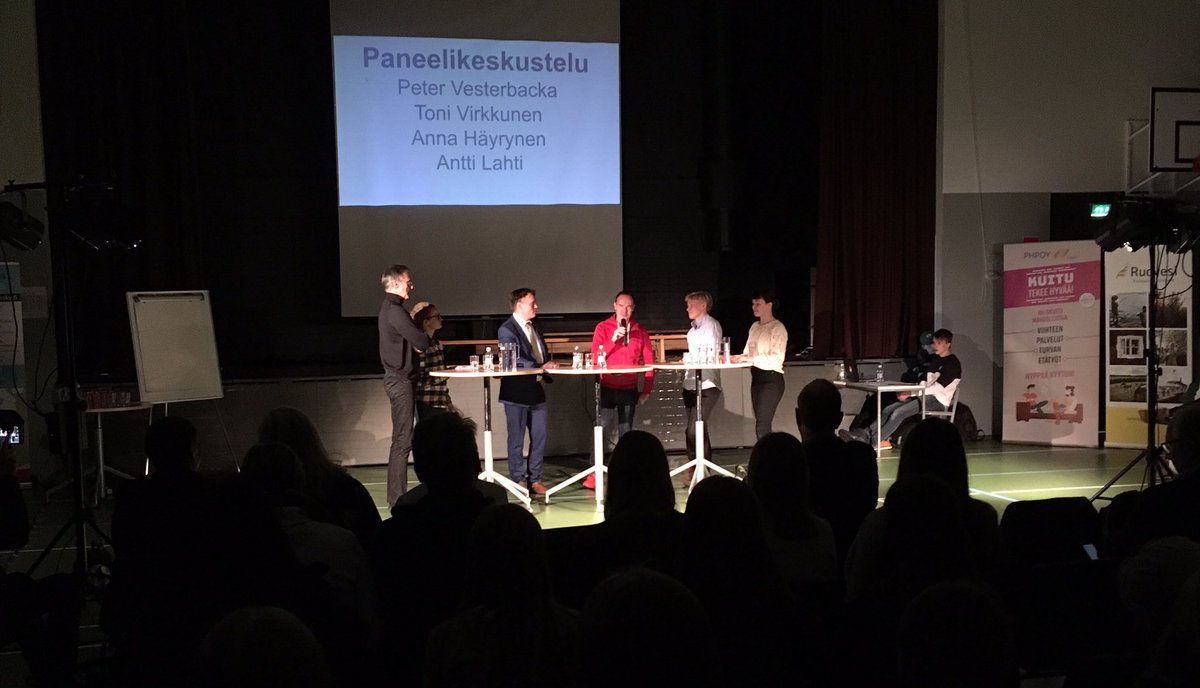 4HRuovesi's tweet photo. ”Tekemällä oppii kaikkein parhaiten” on paitsi 4H-nuorisotyön, myös @pvesterbacka motto. Rohkeaan ja luovaan tekemiseen kannustava päivä @Ruovesilukio päättyi paneelikeskusteluun joka oli epäilemättä myös tapahtumaa tehneille nuorille onnistunut learning by doing -experience 👏 https://t.co/BLwfOB9MTI