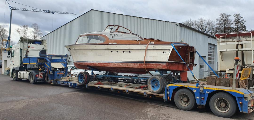 ChantierNavy's tweet photo. Les grands préparatifs ont débutés! Cette année, 18 bateaux seront présentés à la vente! Un aperçu avec ce Swiss Craft de 1956 arrivé vendredi porte de Versailles. Le salon sera l’occasion de vous le présenter et de lancer sa restauration en live. #chantiernaval #Sellerie https://t.co/7491rlIEwO