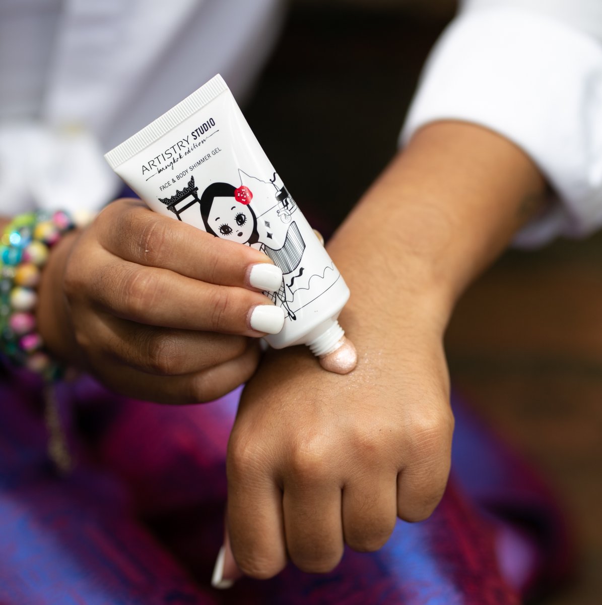 Artistry Us A Twitter It S All About The Glitter And Glow Use Your Fingers To Pat A Small Amount Of The Artistrystudiobangkok Face Body Shimmer Gel Onto Your Cheekbones