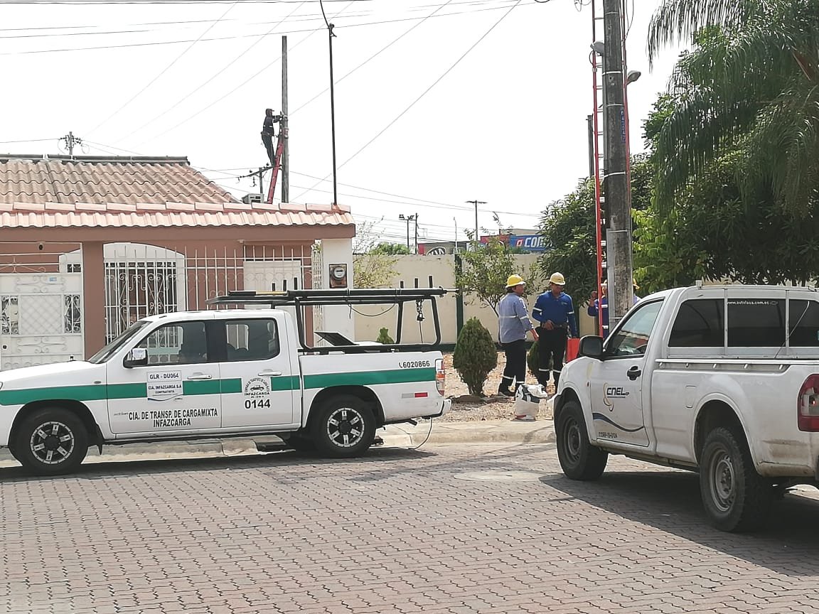 CNEL_EP's tweet photo. En este momento, se realiza un mantenimiento emergente en las urbanizaciones: Brillante, Zafiro, Coral, Ónix, en el centro comercial Piazza La Joya y sectores aledaños del cantón #Daule, debido al reemplazo de un poste deteriorado.

#EnergíaSustentable https://t.co/yeDYFdrMxt