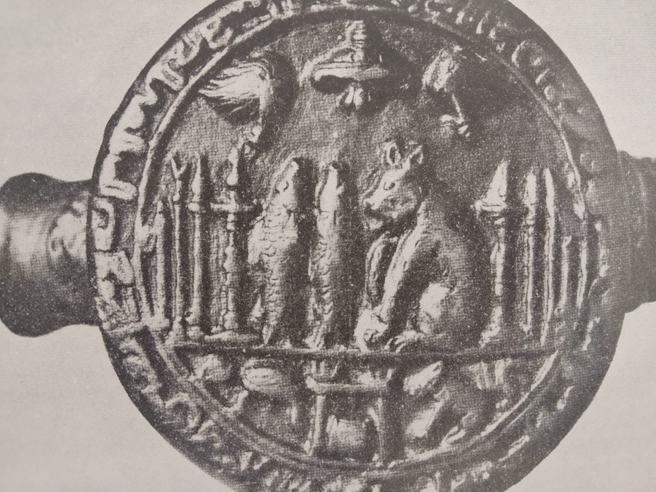 indianhistorypics on Twitter: "Royal Seal of Emperor Rajendra Chola 11th  Century A.D ( 1000 Years Old ) Tiruvalangadu , Tamil Nadu  https://t.co/dBBgF7hKaA" / Twitter