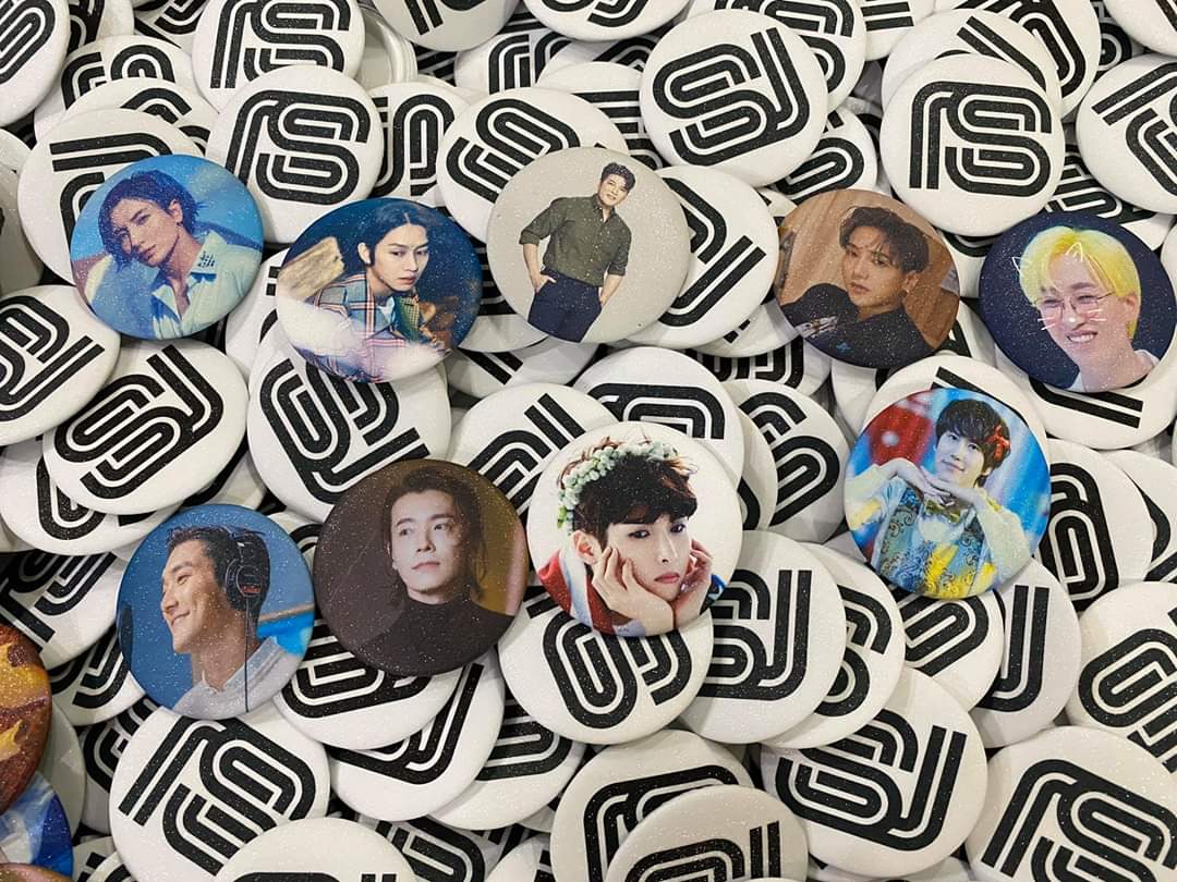tchetera's tweet photo. ❗️FREEBIES❗
Thank you Ms Aiza of #ShopBeyondBorder KPOP Online Shop! 😊😊😊
560 pcs Glittered Button Pins
#GlitteredButtonPins #Freebies #SuperJunior #KPOPPrints
📸 Aiza Pamela Apan https://t.co/QNrJ8f6WHa