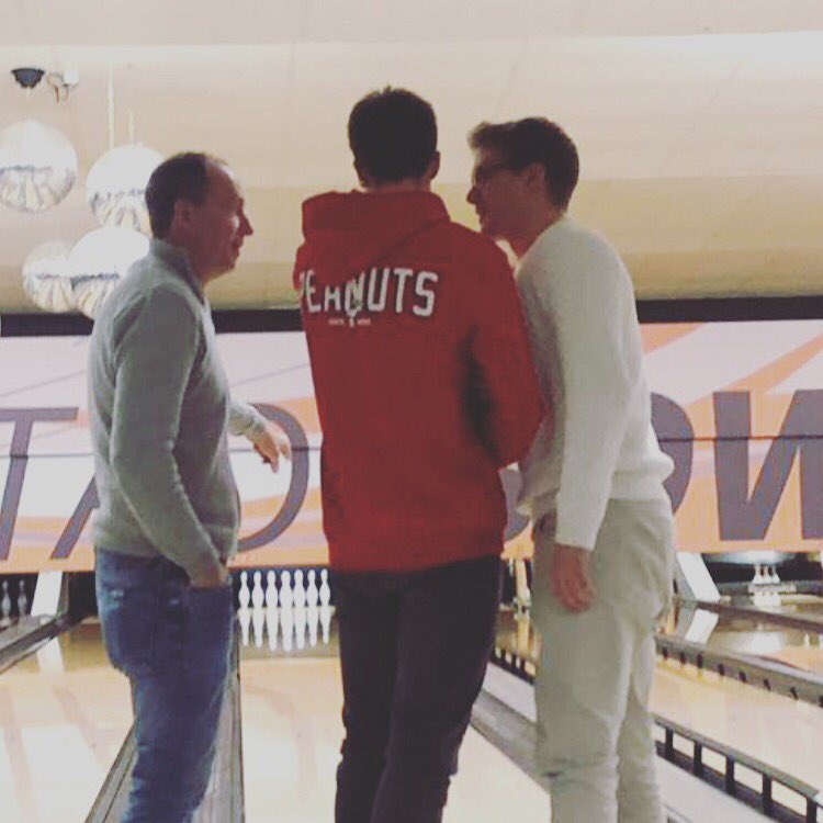 bernhardkloucek's tweet image. #strategie ist der Weg zum #erfolg.
Teambesprechung bevor es losgeht👍. #bowling #gewinnen #spass #verkaufstrainer #faszination