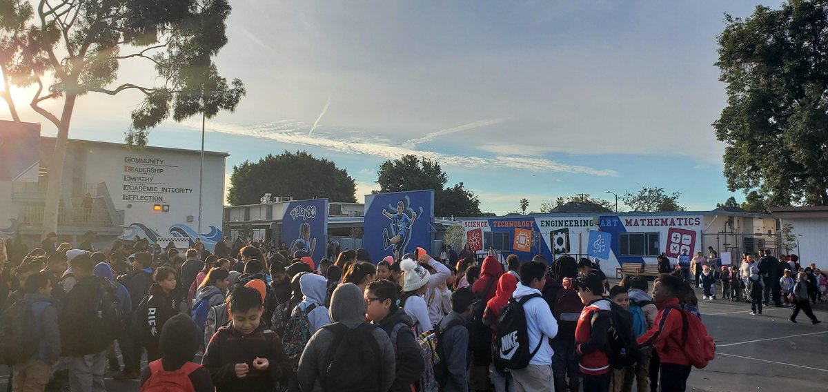 20stDolphins's tweet photo. What a beautiful morning here on campus! We hope our students, staff, and parents have come back to school well rested and re-energized after this week long break 🦃 @LASchools @lausd_ldc @PartnershipLA https://t.co/gpORnuU3Yq