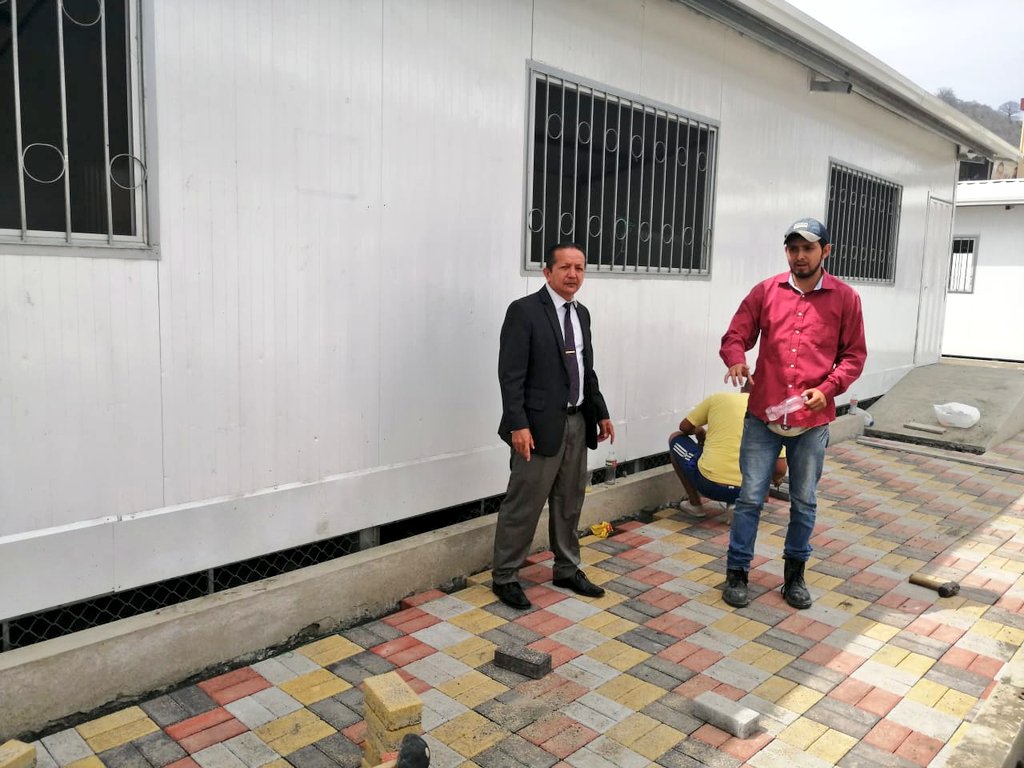 EducacionZ4_Ec's tweet photo. Dentro de los trabajos que se ejecutan en  la Unidad Educativa Francisco Pacheco, constan la implantación de las aulas móviles, cubierta, cancha de uso múltiple, baterías sanitarias y el cerramiento del plantel . La inversión de está obra es de 570 mil dólares. #SomosEducaciónEC https://t.co/JyukuB4JDb