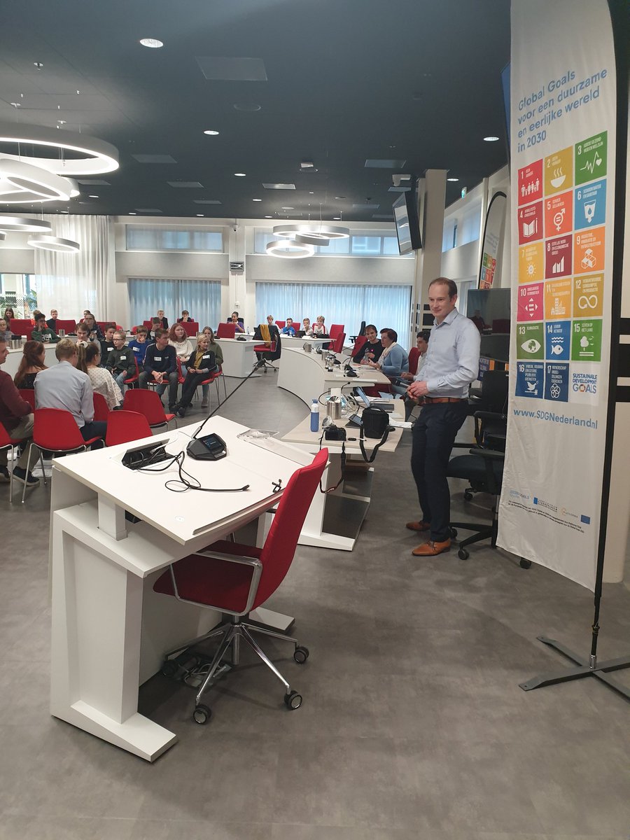 StedenbandenNic's tweet photo. Vrijdagochtend 29-11 in raadszaal 100 leerlingen @OBSHetPlankier #obsDaVinci +Plankier debatteerden #GlobalGoals ihkv #localsolidarity days of @Platforma4Dev .Jury bestond uit 3 raadsleden. LL gingen met hun GG2030 op foto. Top 3 keuzes: nr 13 (16×), 14 (10x) en 1-7(beide 9x). https://t.co/YLBYcO9LSu